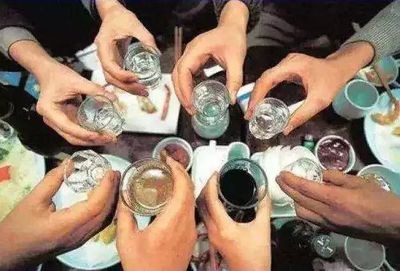 日飲半斤白酒，小伙竟現(xiàn)“女兒身”？揭秘酒精與激素的致命關(guān)聯(lián)